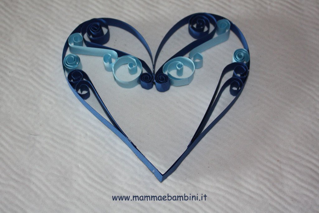 Lavoretto cuore di carta con tecnica quilling Mamma e Bambini