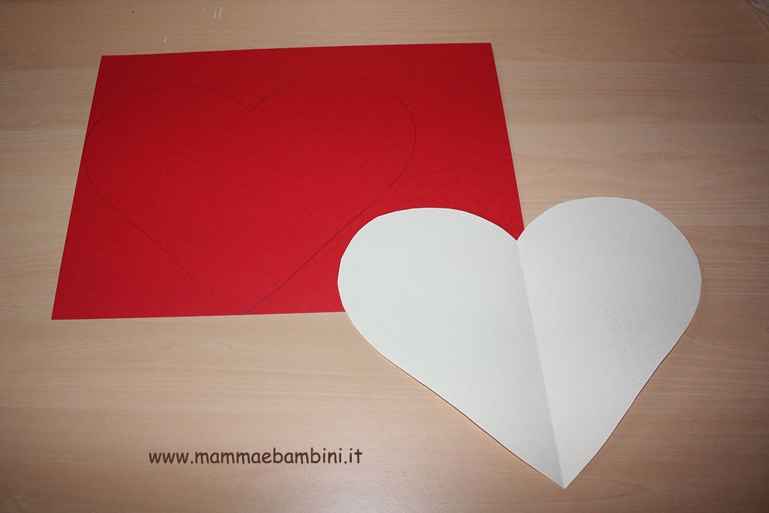 Cuore con roselline di carta da appendere 01