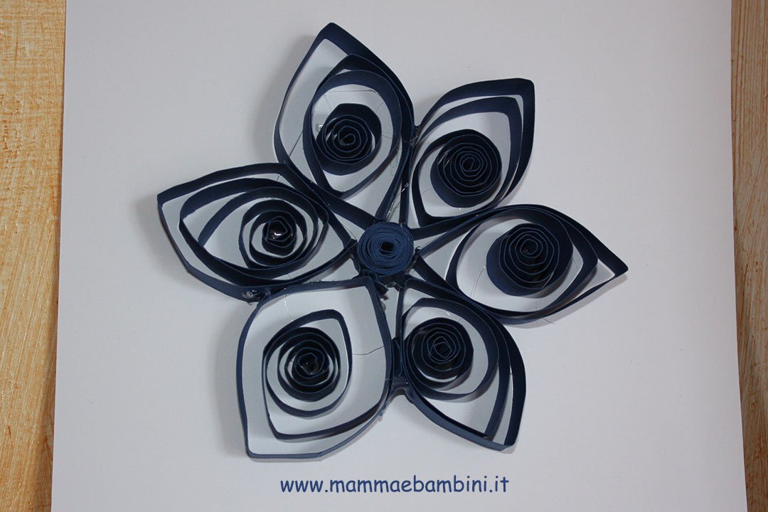 Fiore di carta con tecnica quilling 09