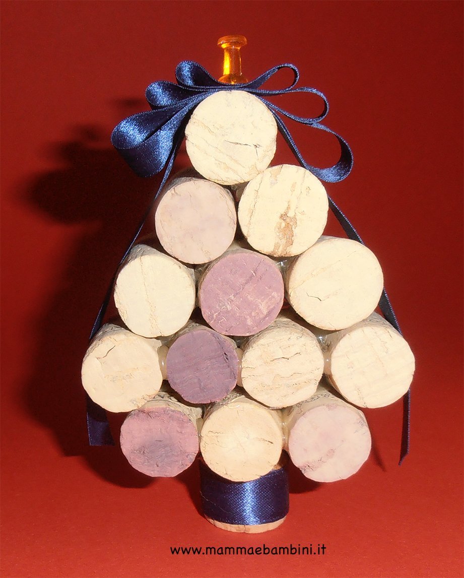 Facili Lavoretti Di Natale Con Tappi Di Sughero.Albero Di Natale Con Tappi Di Sughero Mamma E Bambini