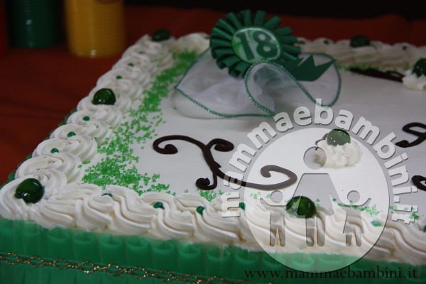 torta compleanno tonda. Fotografie durante la decorazione con particolari