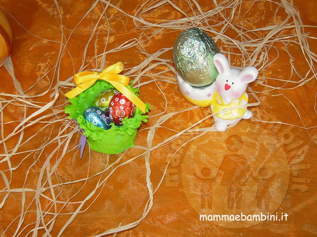 Cestini di Pasqua con bicchieri di plastica