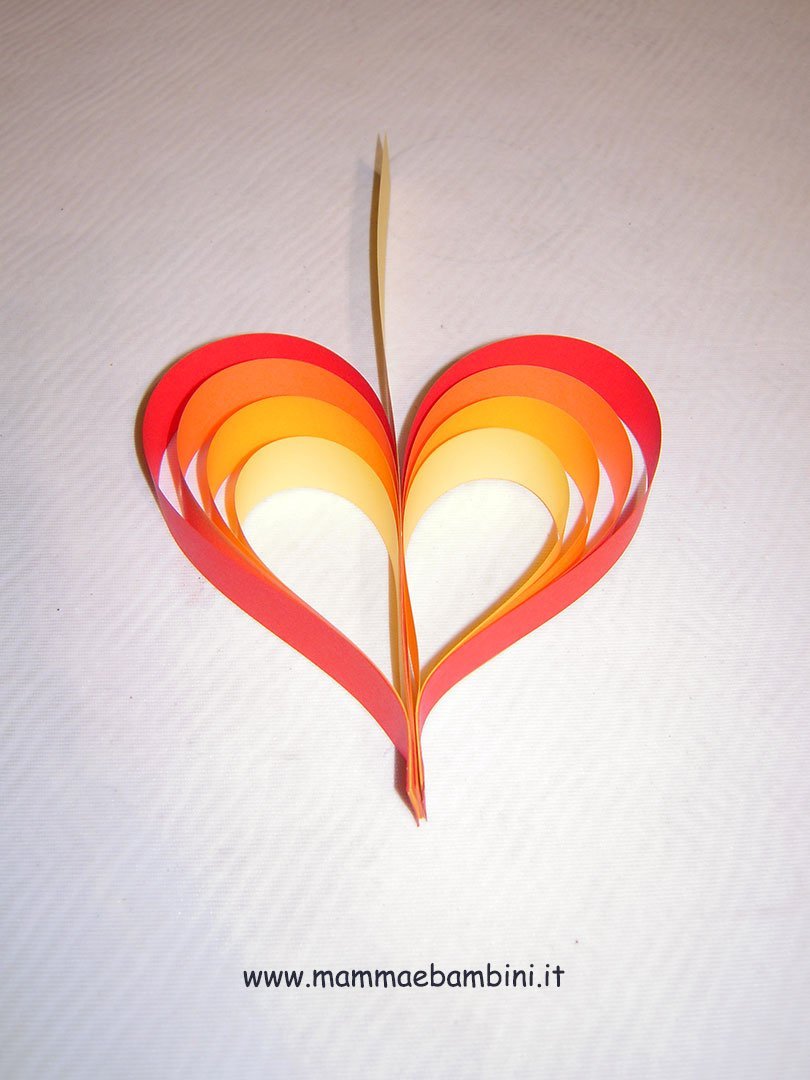 Realizzare cuore di carta da appendere 5 Realizzare cuore di carta da appendere foto