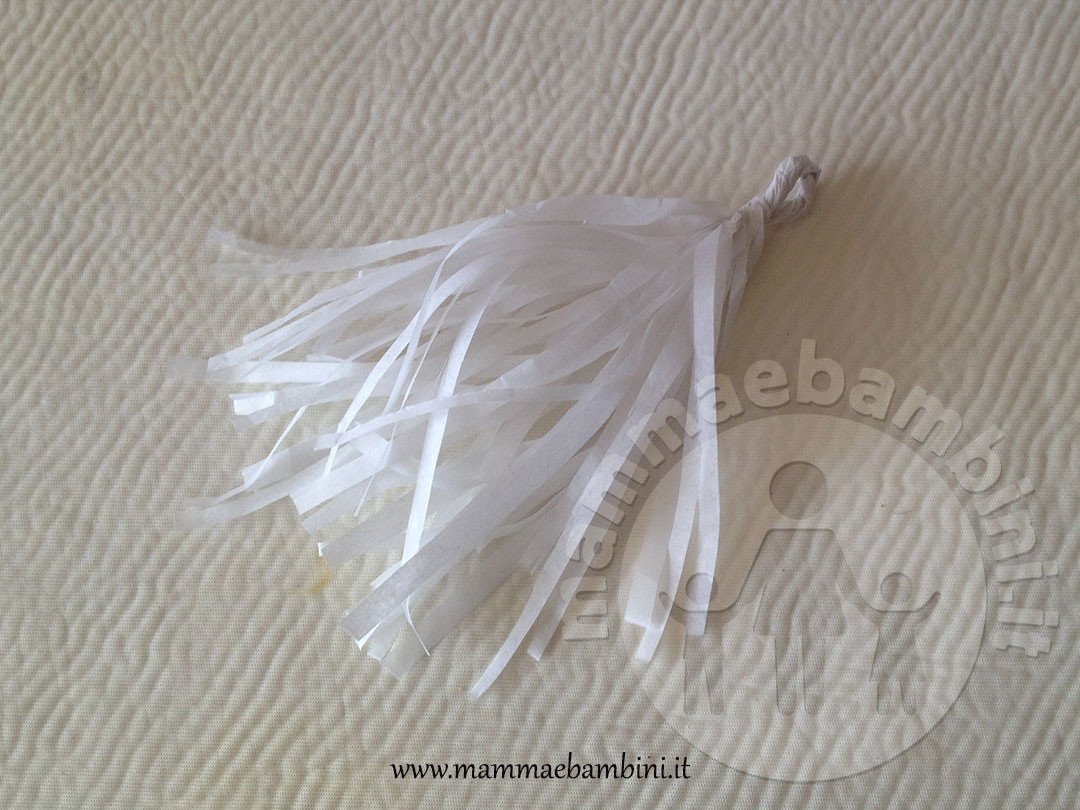 festone con nappine di carta velina 03