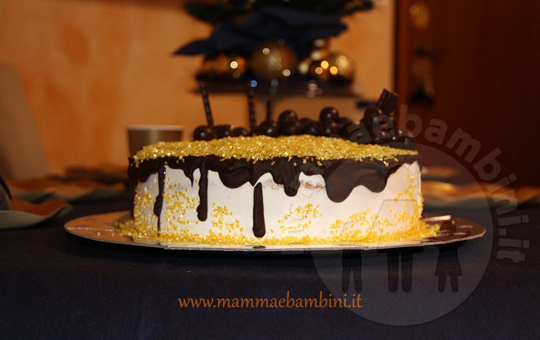 torta con glassa al cioccolato