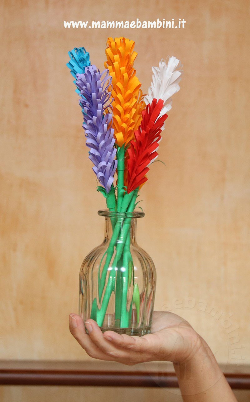 vaso con fiori di carta