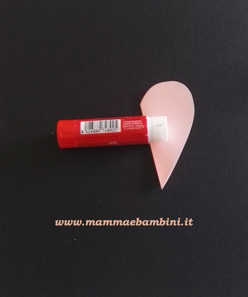 Lavoretto fiore con cuori di carta 7 lavoretto fiore con cuori di carta. 00