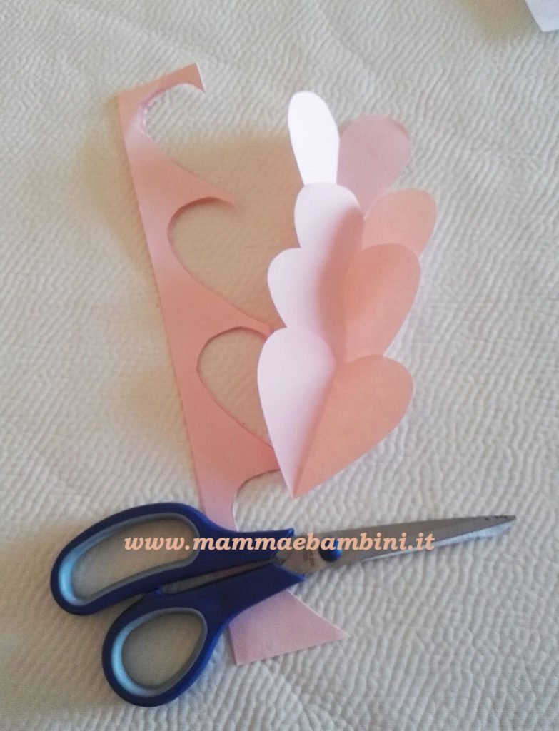 Lavoretto fiore con cuori di carta 6 lavoretto fiore con cuori di carta. 01