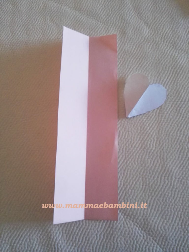 Lavoretto fiore con cuori di carta 4 lavoretto fiore con cuori di carta. 03