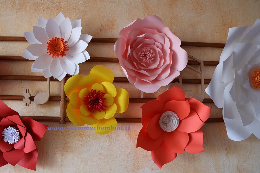 Composizioni con fiori giganti di carta 4 composizione fiori carta giganti 01