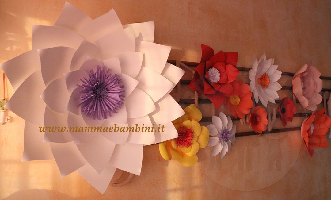 Composizioni con fiori giganti di carta