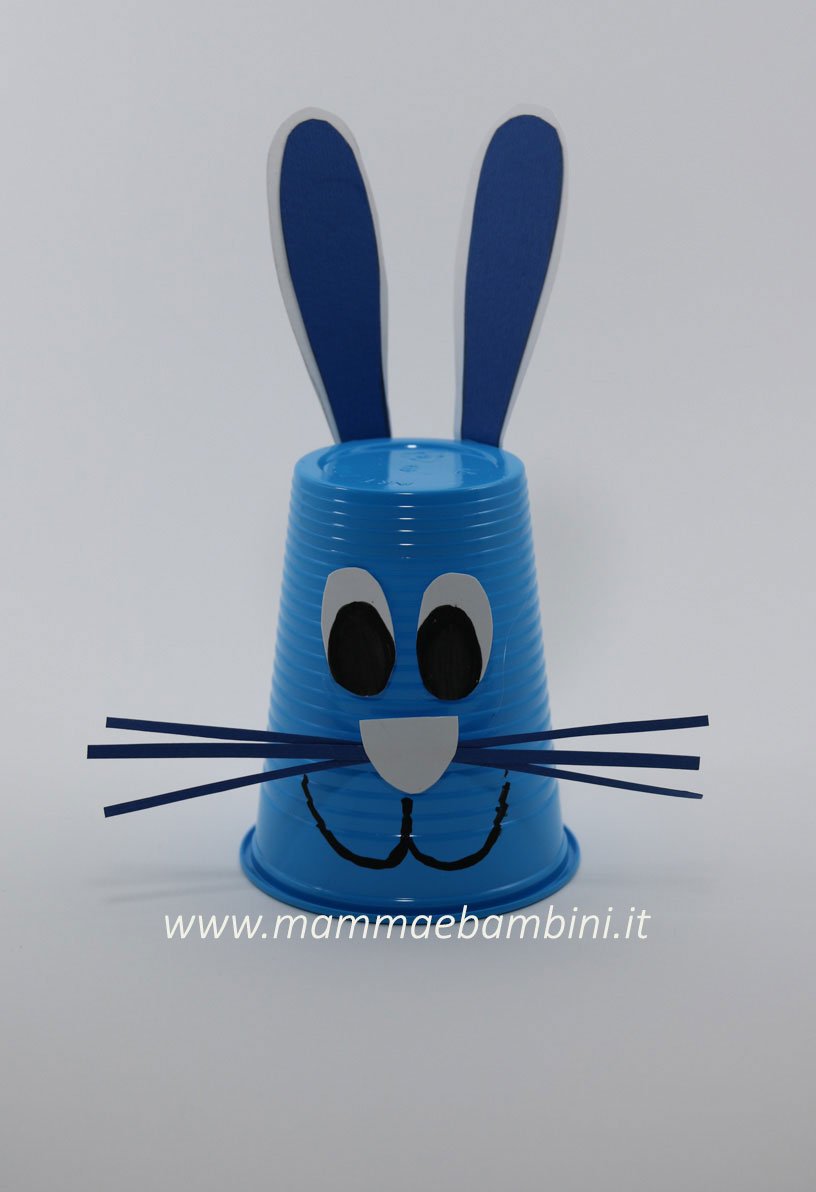 Coniglietti facili con bicchieri 8 coniglio con bicchiere blu