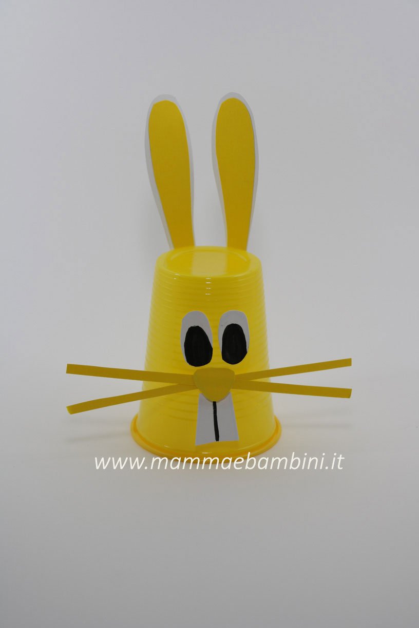 Coniglietti facili con bicchieri 9 coniglio con bicchiere giallo