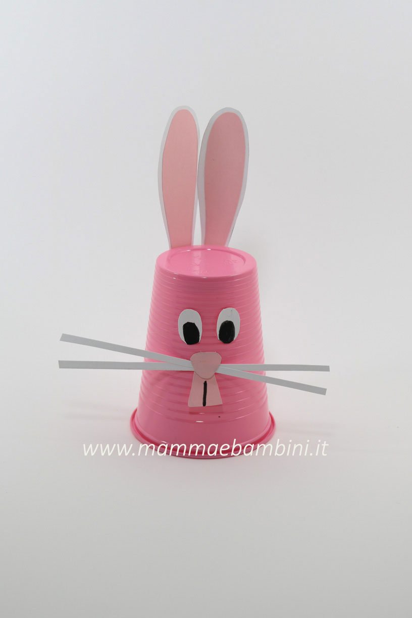 Coniglietti facili con bicchieri 10 coniglio con bicchiere rosa