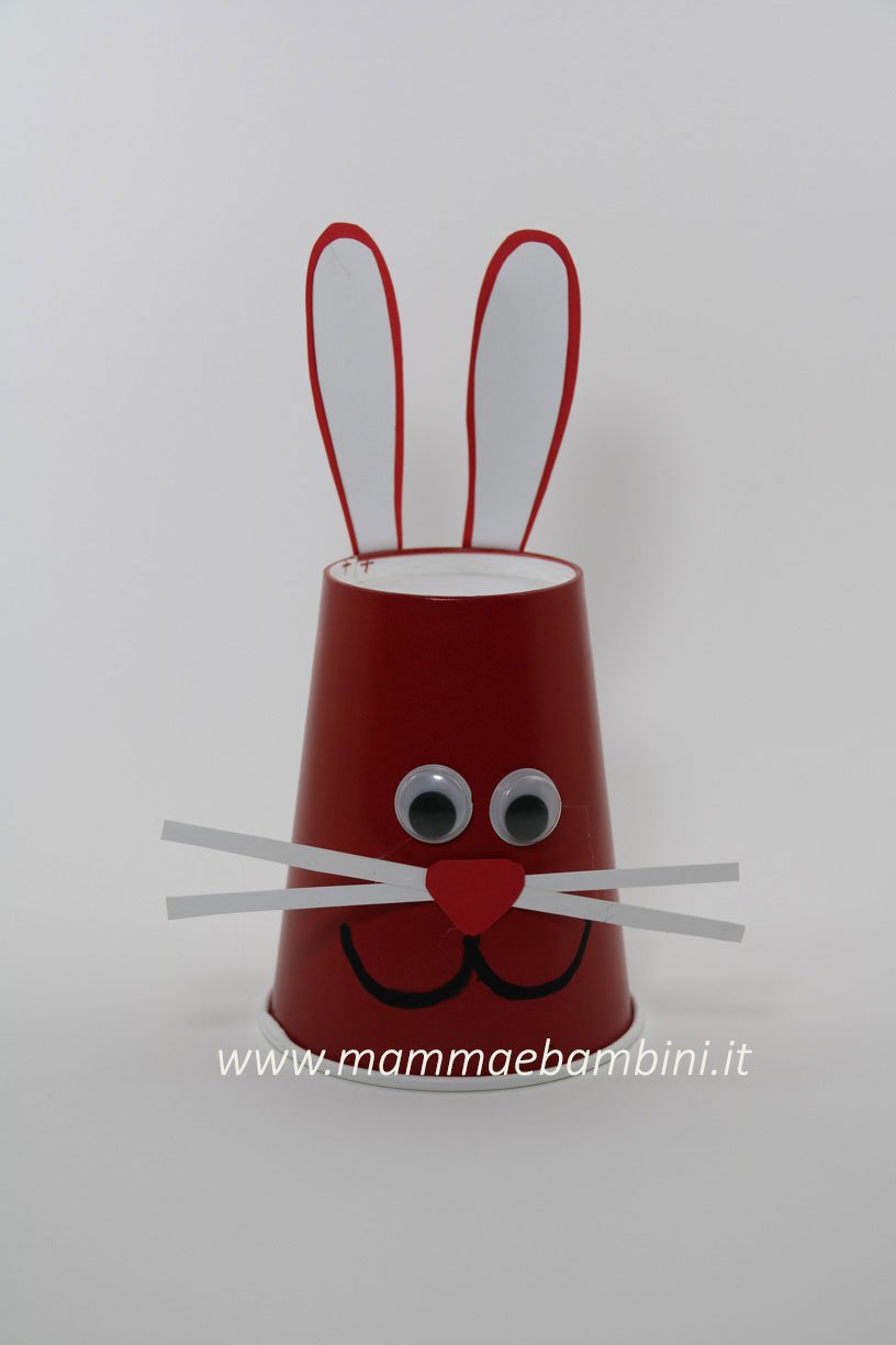 Coniglietti facili con bicchieri 11 coniglio con bicchiere rosso