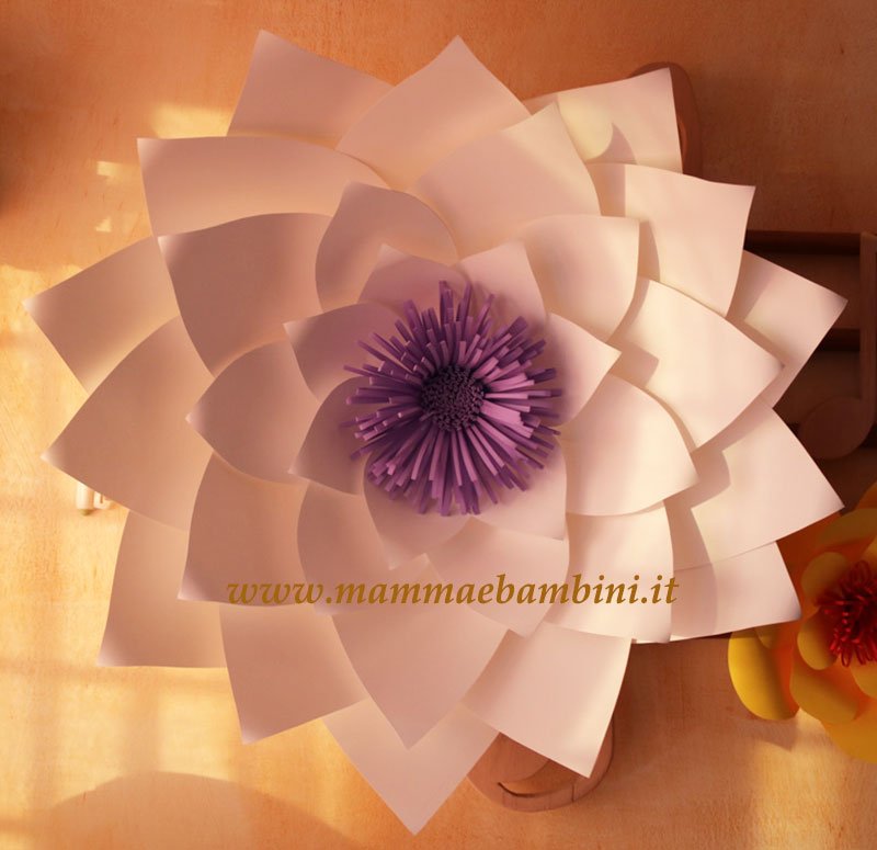 Composizioni con fiori giganti di carta 25 fiore gigante di carta bianco