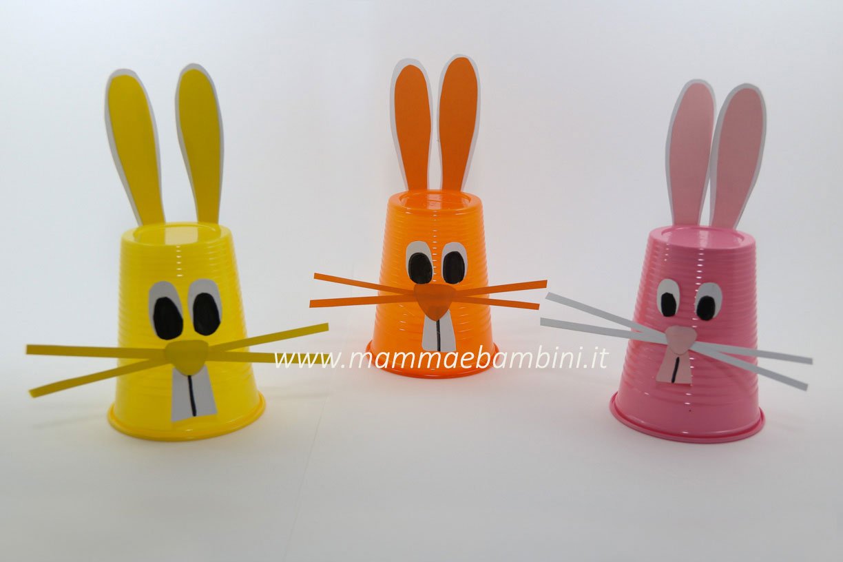 Coniglietti facili con bicchieri 1 Lavoretti Pasqua con bicchieri facili