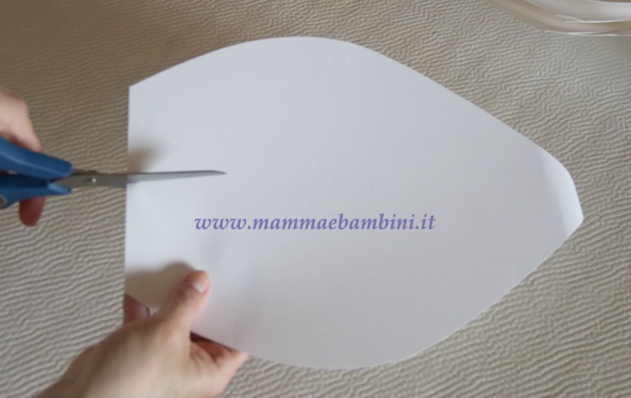 Composizioni con fiori giganti di carta 13 tutorial fiore gigante carta bianco 19