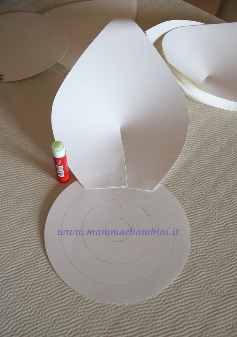 Composizioni con fiori giganti di carta 17 tutorial fiore gigante carta bianco 23