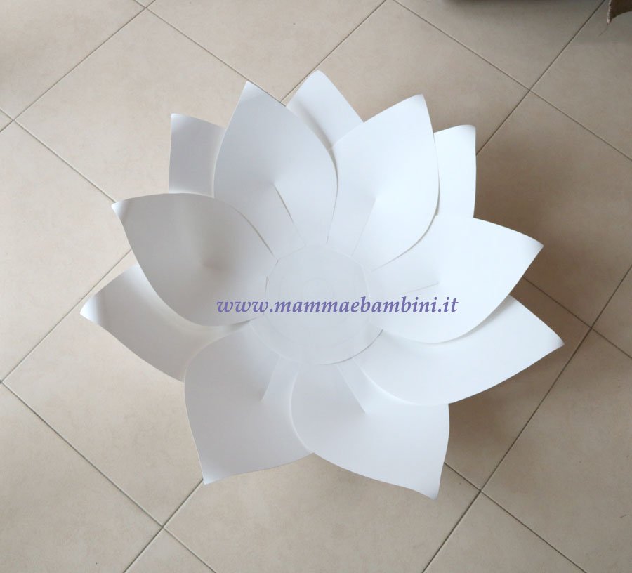 Composizioni con fiori giganti di carta 18 tutorial fiore gigante carta bianco 24
