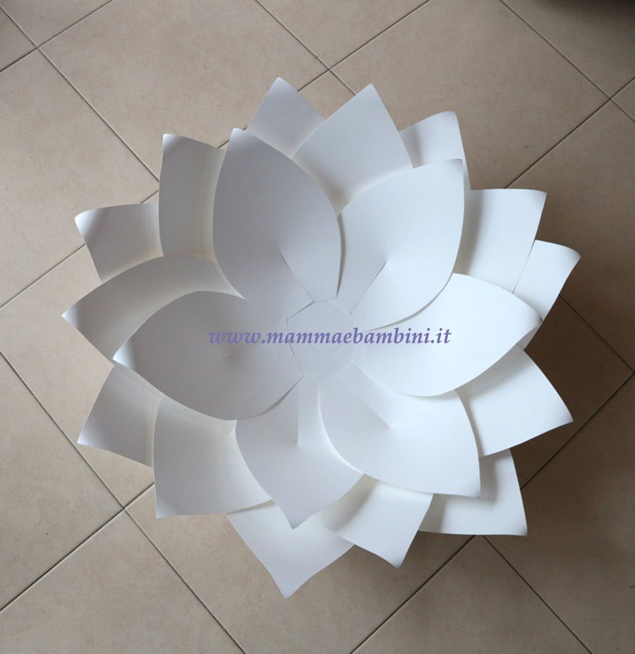 Composizioni con fiori giganti di carta 19 tutorial fiore gigante carta bianco 25