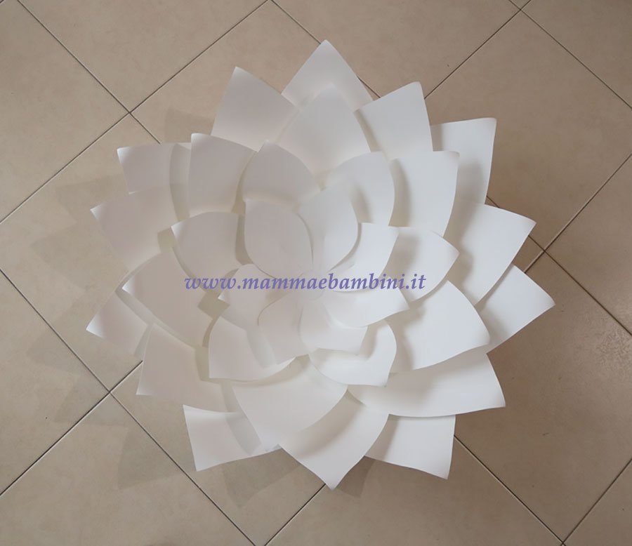 Composizioni con fiori giganti di carta 20 tutorial fiore gigante carta bianco 26