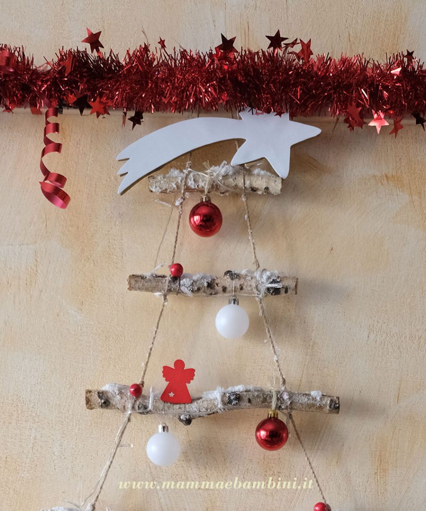 Albero natalizio con rami 4 albero con rami decorato con palline