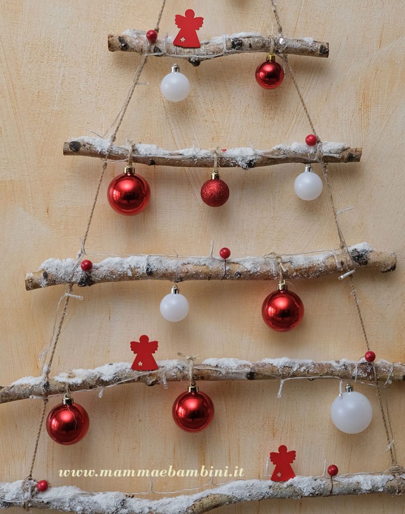 Albero natalizio con rami 2 albero con rami decorato.dettagli