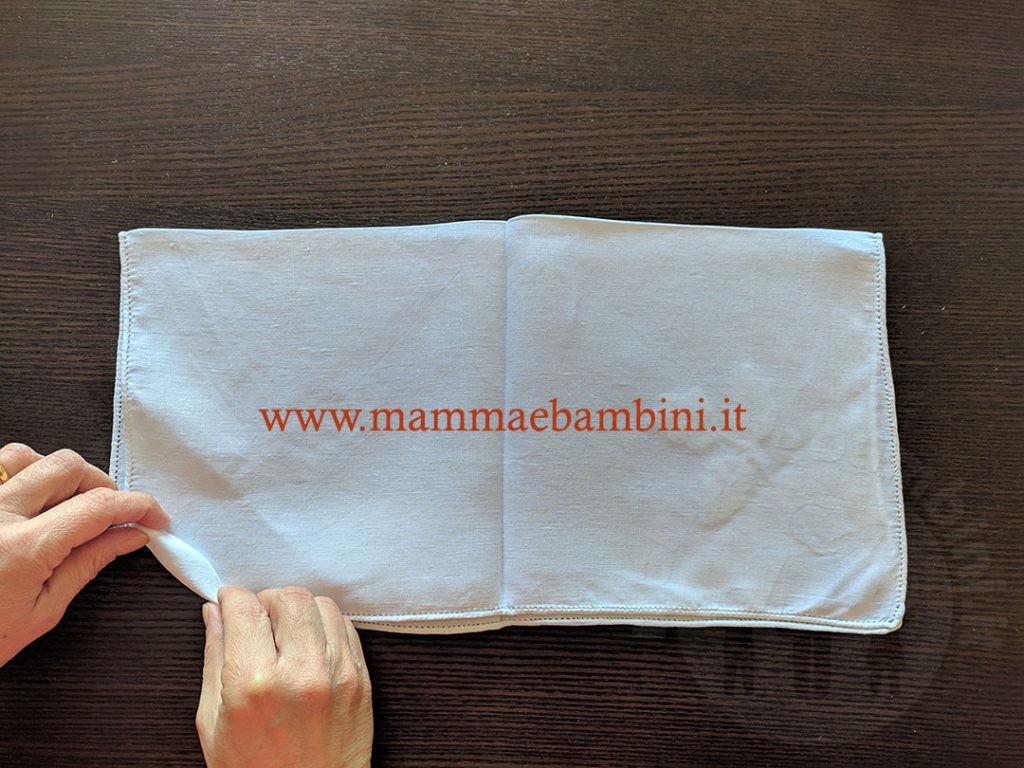 Piegare tovagliolo orecchie coniglio 5 piegare tovaglioli coniglio 16