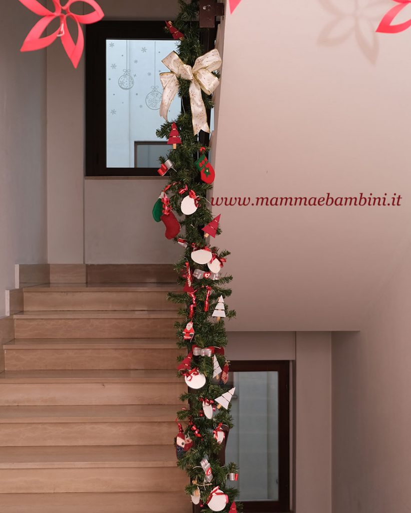 Idee addobbo natalizio per pianerottolo scale 8 addobbo con ramo pino