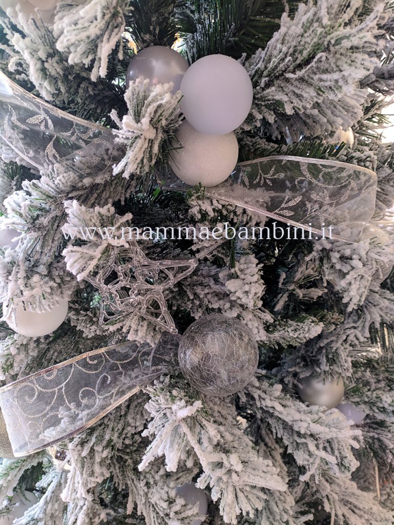 Albero di Natale con neve 5 albero natale addobbi bianco