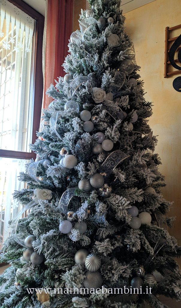 Albero di Natale con neve 2 albero natale addobbi bianco e argento