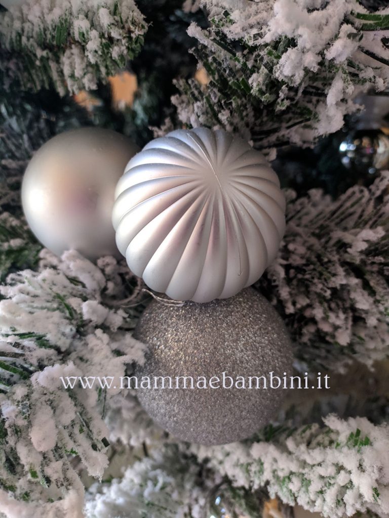 Albero di Natale con neve 4 albero natale addobbi palline argento
