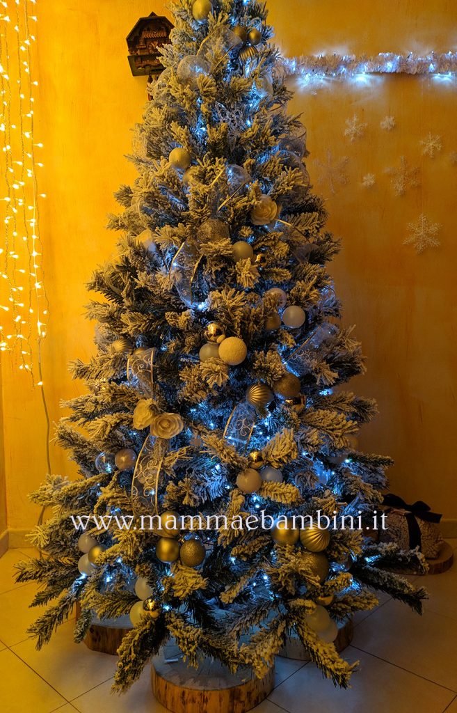 Albero di Natale con neve 11 albero natale addobbi palline bianco e argento 00