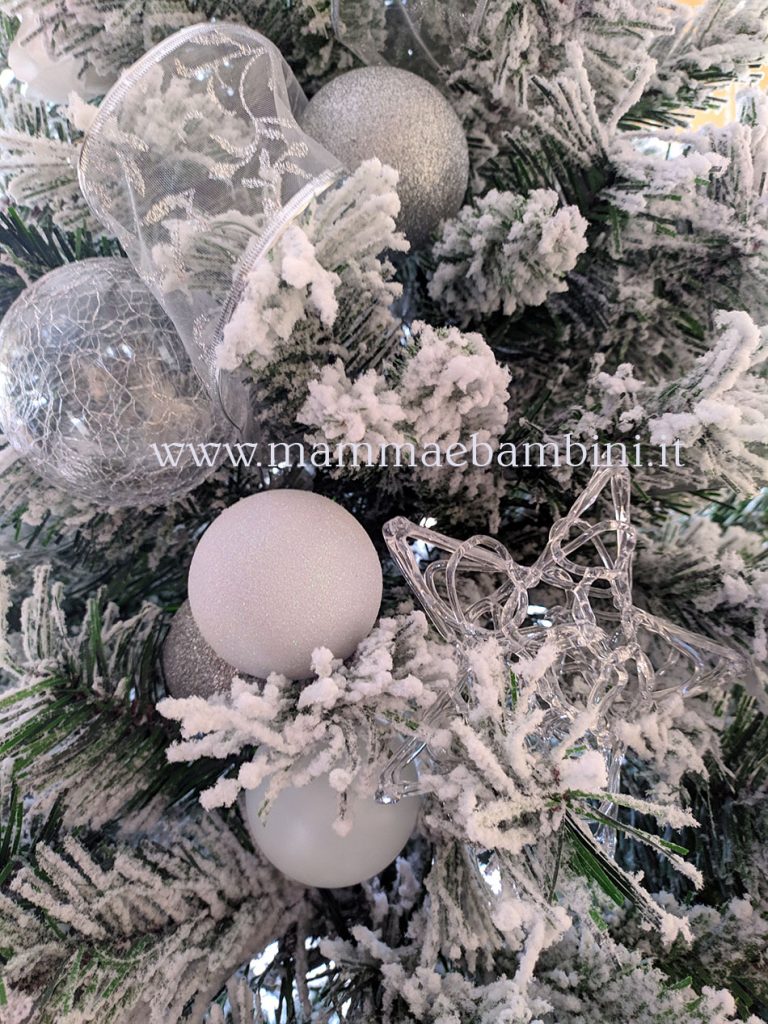 Albero di Natale con neve 6 albero natale addobbi palline bianco e argento 02