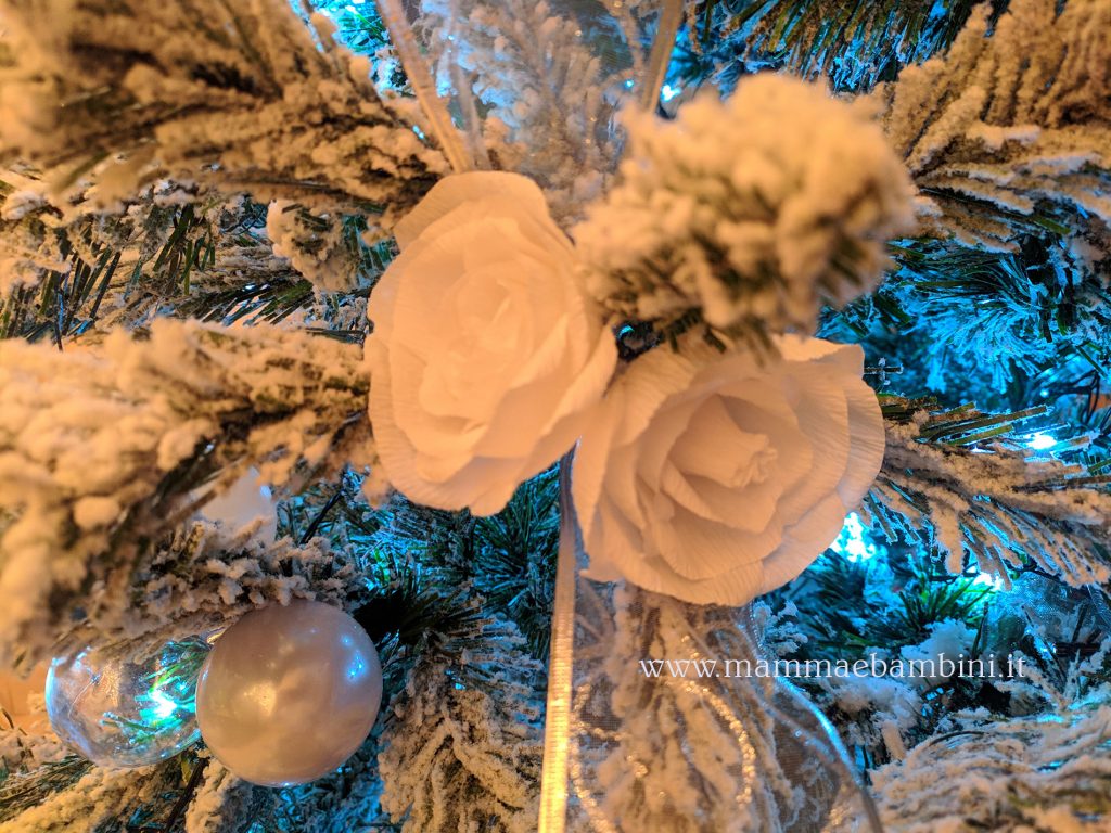 Albero di Natale con neve 8 albero natale addobbi rose bianche 00