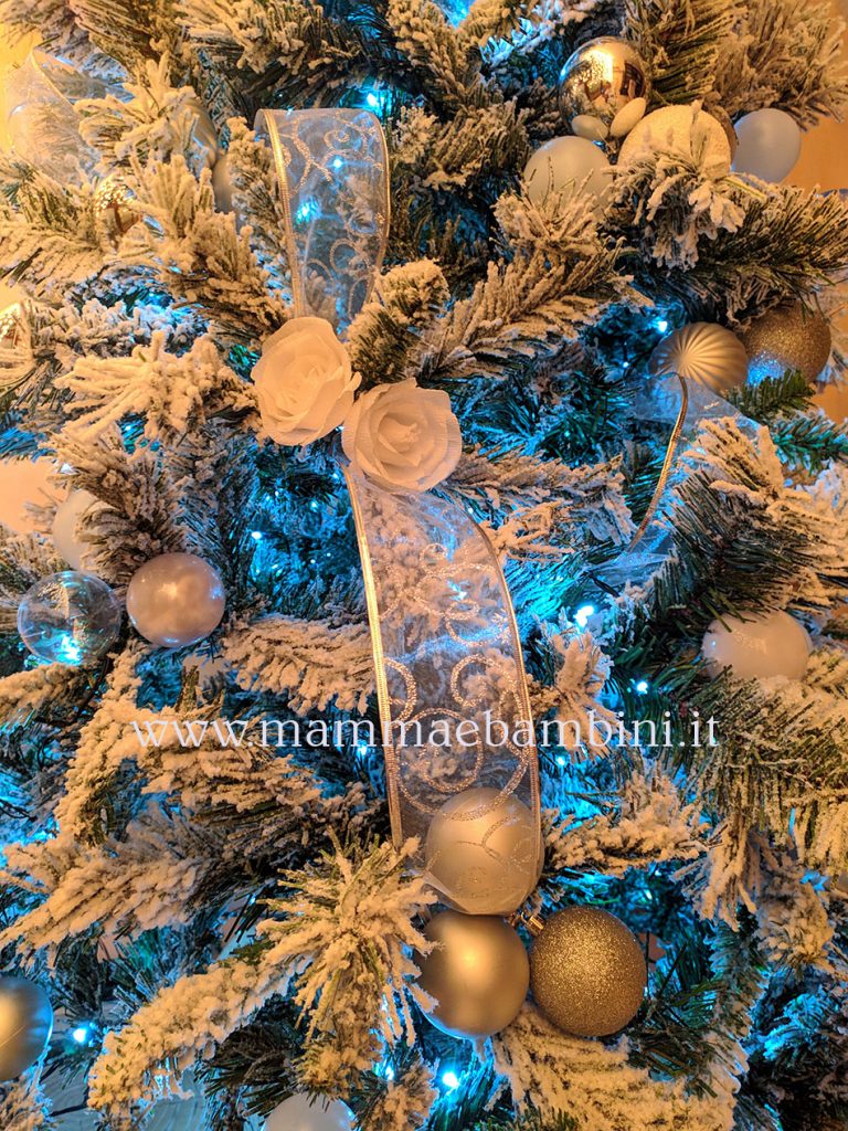 Albero di Natale con neve 9 albero natale addobbi rose bianche