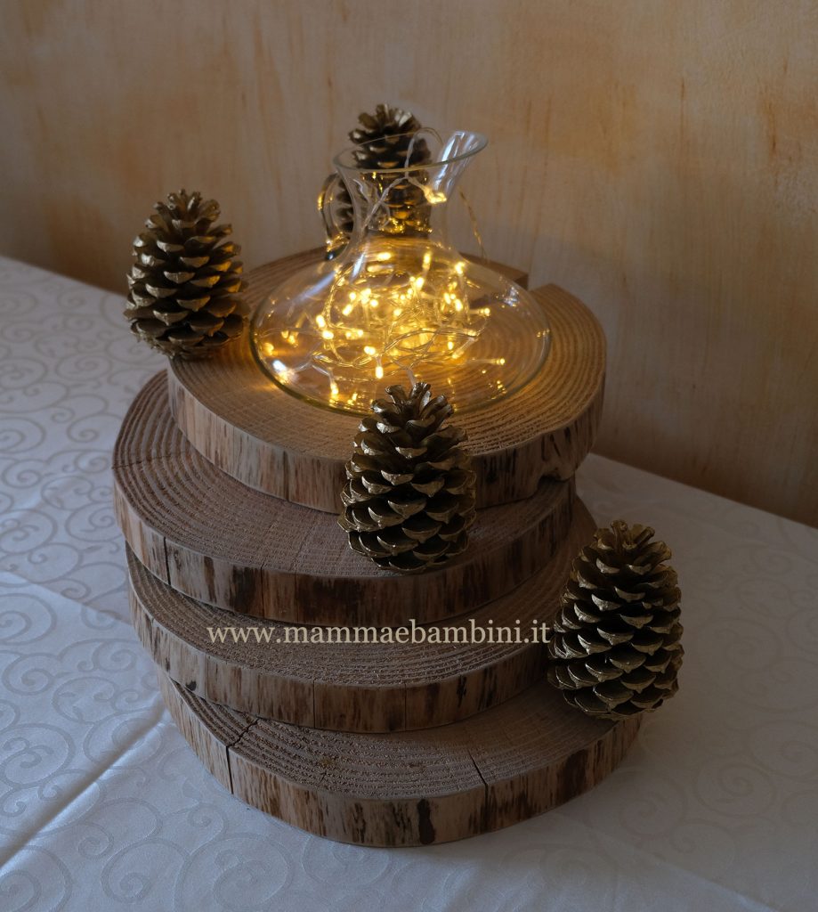 decorazioni natalizie con dischi tronchi albero pigne