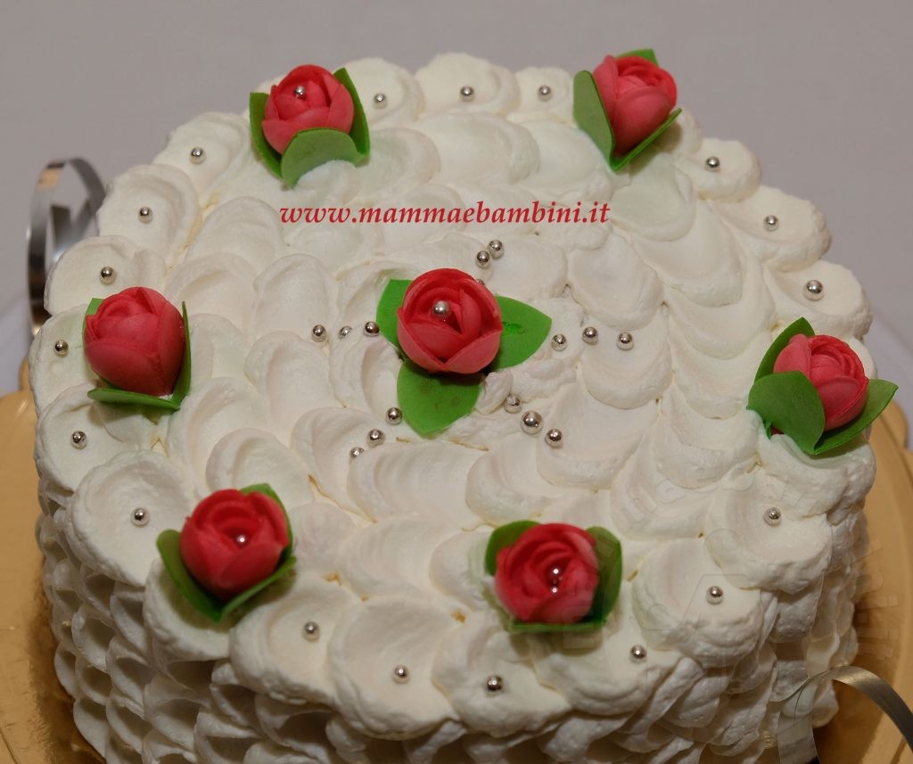 torta compleanno con panna effetto petalo