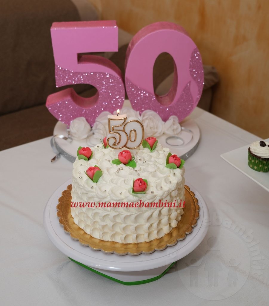 Torta compleanno con panna decorazione a petalo 2 torta con panna 50 anni 00