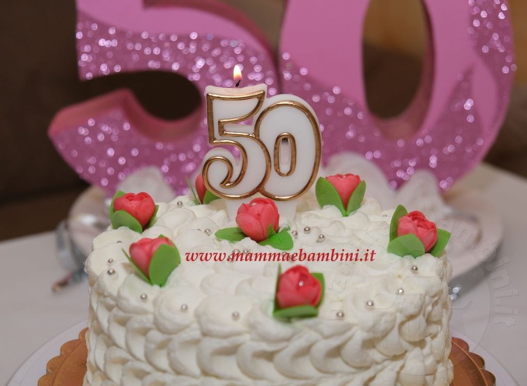 Torta compleanno con panna decorazione a petalo 1 torta con panna 50 anni