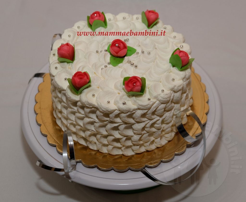 Torta compleanno con panna decorazione a petalo 5 torta con panna effetto petalo 00