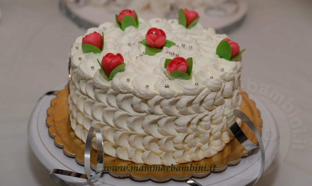 Torta compleanno con panna decorazione a petalo 3 torta con panna effetto petalo