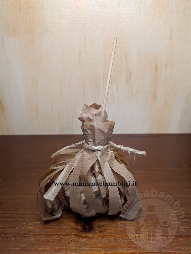 Scopette della Befana portadolcetti per bambini 6 tutorial scopa befana 04