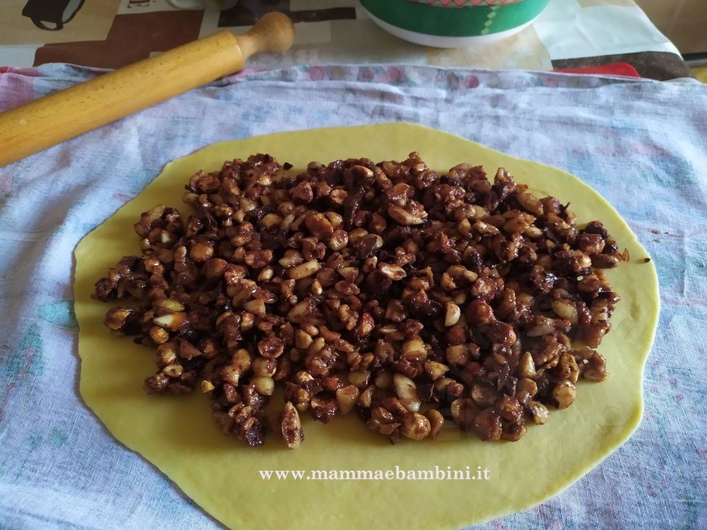 Torciglione con frutta secca e cioccolato 5 tutorial strudel frutta secca 00