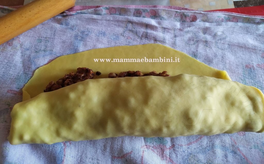 Torciglione con frutta secca e cioccolato 8 tutorial strudel frutta secca 01