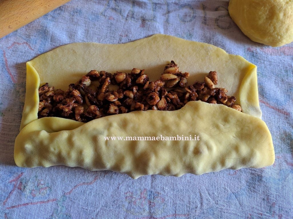 Torciglione con frutta secca e cioccolato 7 tutorial strudel frutta secca d