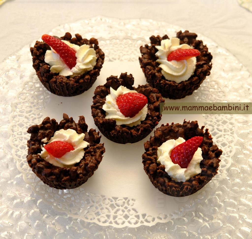 Cestini di cioccolato e cereali 2 cestini cioccolato con fragole