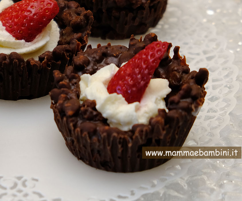 Cestini di cioccolato e cereali 1 cestini cioccolato fragola e panna