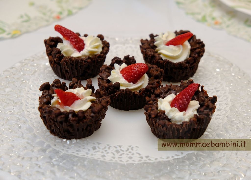 Cestini di cioccolato e cereali 3 cestini di cioccolato con panna e fragole